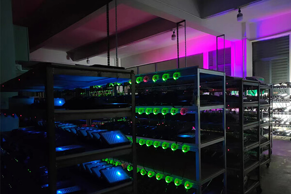 太阳能路灯正在进行老化测试